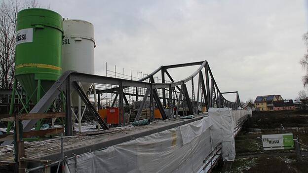 Die Landauer Isarbrücke wird derzeit umfassend saniert. Die Landauer Isarbrücke wird derzeit umfassend saniert.
