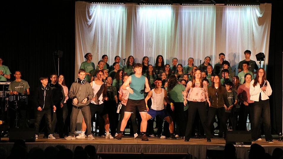 Chor und Darsteller.