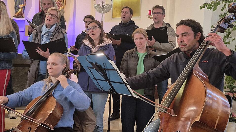 Musiker und S&auml;nger bei der Generalprobe.