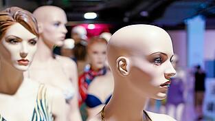 Die Puppe im Vordergrund tr&auml;gt einen Bikini der Modefirma Versace. Die Er&ouml;ffnung des neuen Museums findet am 5. Juli statt.