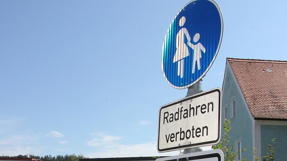 Radfahren ist im Kurpark verboten: Wer es dennoch tut, muss künftig mit einem hohen Bußgeld rechnen. Radfahren ist im Kurpark verboten: Wer es dennoch tut, muss künftig mit einem hohen Bußgeld rechnen.