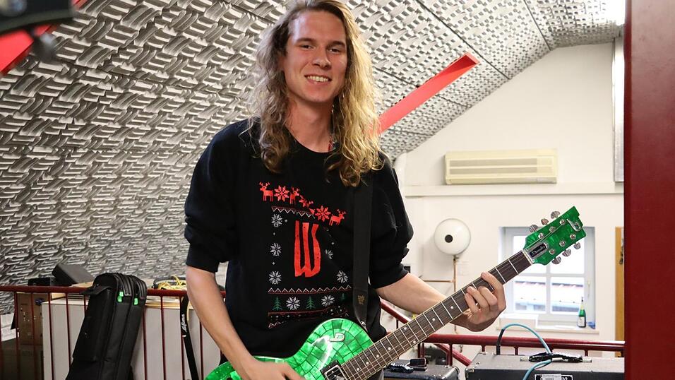 Luca Brunnhuber bei einer Probe der Musikschulband in Thalham.