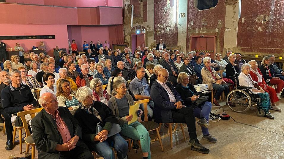 Viele Kulturinteressierten kamen am Montagabend ins Burgtheater, um das Doppeljubil&auml;um - 120 Jahre Volkschor und 100 Jahre Burgtheater - zu feiern.