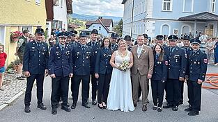 Eine gro&szlig;e Gratulantenschar aus Familie, Freunden und Vereinsvertretern erwartete Lisa und Jochen Frisch nach ihrer standesamtlichen Trauung.
