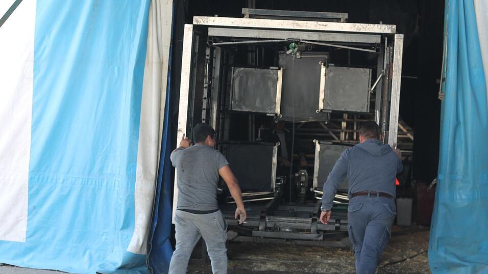 Bis zum 17. Mai gastiert der Circus Krone in Straubing. Wir haben uns angeschaut, wie es hinter den Kulissen aussieht. Bis zum 17. Mai gastiert der Circus Krone in Straubing. Wir haben uns angeschaut, wie es hinter den Kulissen aussieht.