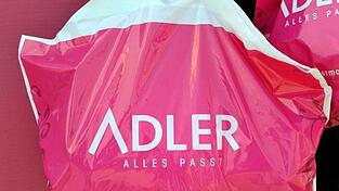 Die Adler Modemärkte AG hat einen Antrag auf Eröffnung eines Insolvenzverfahrens in Eigenverwaltung gestellt. Der Ladenverkauf geht jedoch weiter. (Symbolbild) Die Adler Modemärkte AG hat einen Antrag auf Eröffnung eines Insolvenzverfahrens in Eigenverwaltung gestellt. Der Ladenverkauf geht jedoch weiter. (Symbolbild)