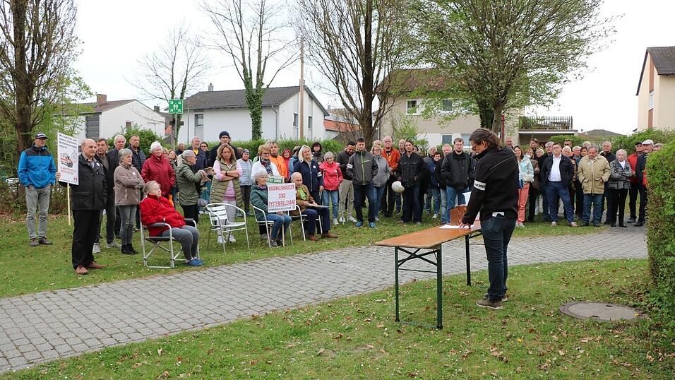 Trotz gro&szlig;em Aufruf eher &uuml;berschaubar war am Donnerstagabend vor Ostern der Kreis derer, die sich zum Protest im Krankenhausgarten versammelten. Morgen folgt Teil drei der Aktion, wobei auch der Startschuss f&uuml;r die Unterzeichnung des B&uuml;rgerbegehrens erfolgen soll.