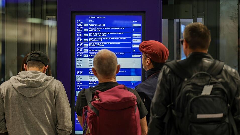 Brand legt Bahnstrecke zwischen Duisburg und Düsseldorf lahm.