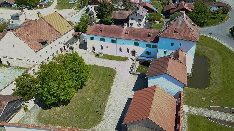 „Es fehlt ein Ort für Veranstaltungen, ein Vereinsheim“, sagt Markus Sölch (CSU). Das solle vor allem für bestehende Veranstaltungen genutzt werden. Bernd Bamberger (Freie Wähler) hingegen will das Kulturprogramm erweitern und hat dabei das Wasserschloss in Loifling im Auge. „Es fehlt ein Ort für Veranstaltungen, ein Vereinsheim“, sagt Markus Sölch (CSU). Das solle vor allem für bestehende Veranstaltungen genutzt werden. Bernd Bamberger (Freie Wähler) hingegen will das Kulturprogramm erweitern und hat dabei das Wasserschloss in Loifling im Auge.