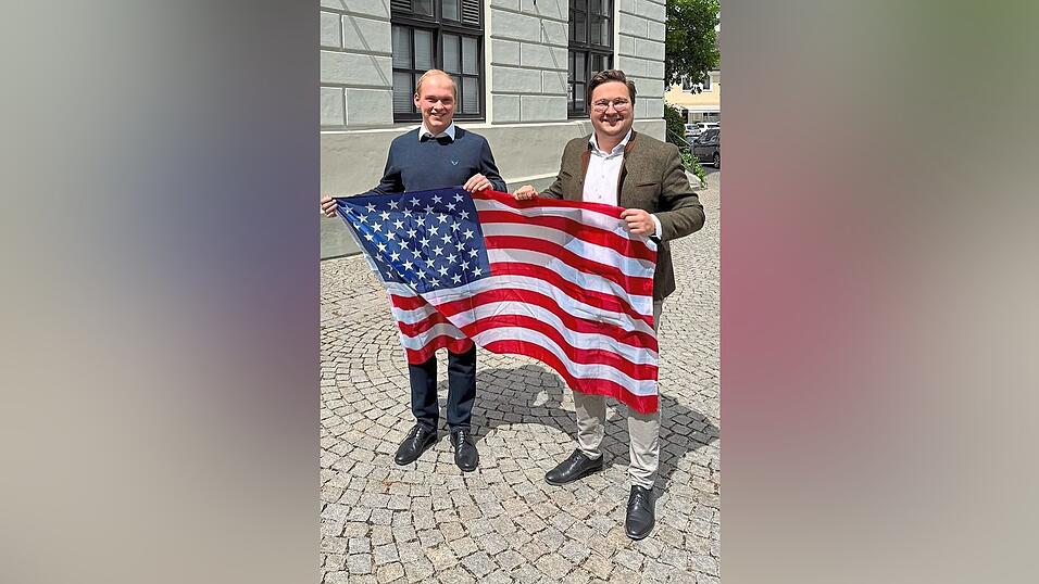 MdB Christian Moser (rechts) durfte Michael Kellermann aus Nandlstadt f&uuml;r das PPP-Programm in den USA ausw&auml;hlen.