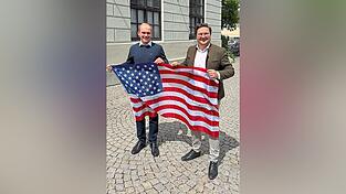 MdB Christian Moser (rechts) durfte Michael Kellermann aus Nandlstadt f&uuml;r das PPP-Programm in den USA ausw&auml;hlen.