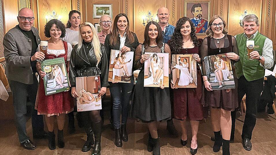 F&uuml;nf Models setzen f&uuml;r den Kalender 2027 das Jacob-Wei&szlig;bier in Szene. Brauereichef Marcus Jacob und Kalendermacherin Mechthild Butschbach (von links) sowie Wei&szlig;bierbotschafter B&auml;ff Piendl (rechts) gratulieren zu den gelungenen Aufnahmen, die unter dem Motto &bdquo;Wei&szlig;bierbraut&ldquo; stehen.