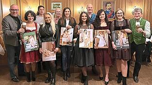 F&uuml;nf Models setzen f&uuml;r den Kalender 2027 das Jacob-Wei&szlig;bier in Szene. Brauereichef Marcus Jacob und Kalendermacherin Mechthild Butschbach (von links) sowie Wei&szlig;bierbotschafter B&auml;ff Piendl (rechts) gratulieren zu den gelungenen Aufnahmen, die unter dem Motto &bdquo;Wei&szlig;bierbraut&ldquo; stehen.