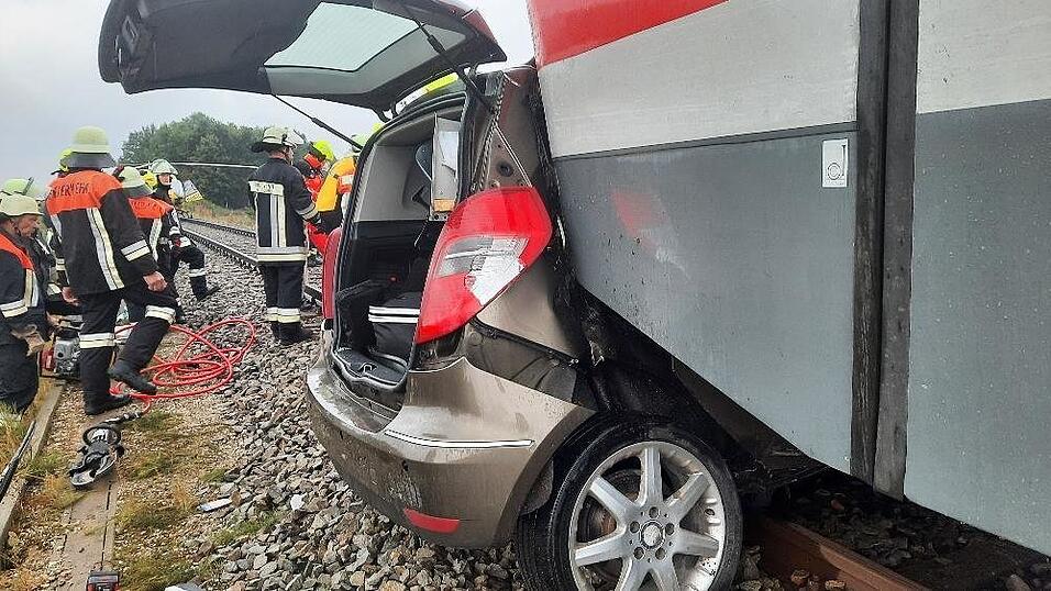 An einem unbeschrankten Bahn&uuml;bergang bei Pocking ist am Samstagmittag eine Autofahrerin von einem Zug der Rottalbahn erfasst worden.