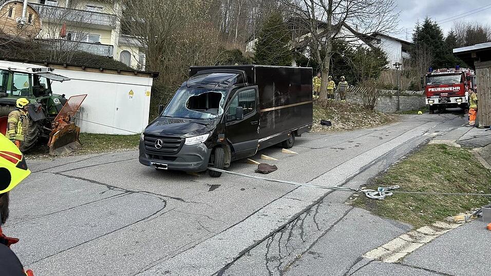 Zahlreiche Einsatzkräfte befreiten den 39-Jährigen unter dem Pakettransporter. Zahlreiche Einsatzkräfte befreiten den 39-Jährigen unter dem Pakettransporter.