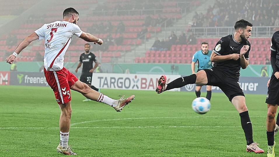 Erst das Tor ... : Rasim Bulic trifft in der 59. Minute zum 1:0 f&uuml;r den SSV Jahn .