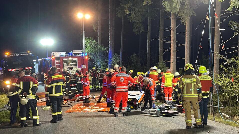 Zahlreiche Einsatzkräfte waren am Mittwochabend bei dem Unfall im Gemeindegebiet Böbrach vor Ort.