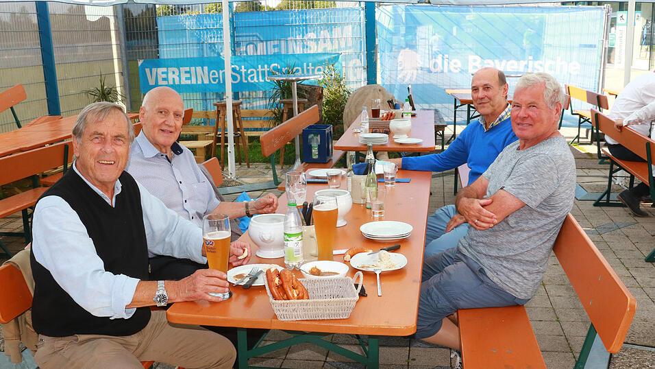 Meisterstammtisch beim Löwenstüberl: Fredi Heiß (iinks), Peter Grosser (†82), Hansi Rebele und Hans Reich beim Weißwurstfrühstück. Meisterstammtisch beim Löwenstüberl: Fredi Heiß (iinks), Peter Grosser (†82), Hansi Rebele und Hans Reich beim Weißwurstfrühstück.