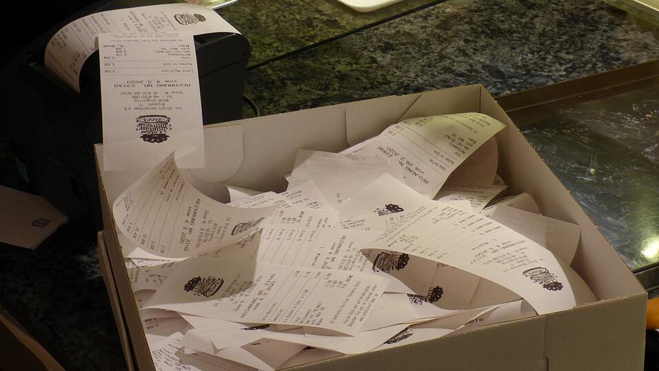 Mit aus dem M&uuml;ll gefischten Kassenzetteln wollte ein Mann in einem Elektrofachmarkt in Cham abkassieren. (Symbolbild)