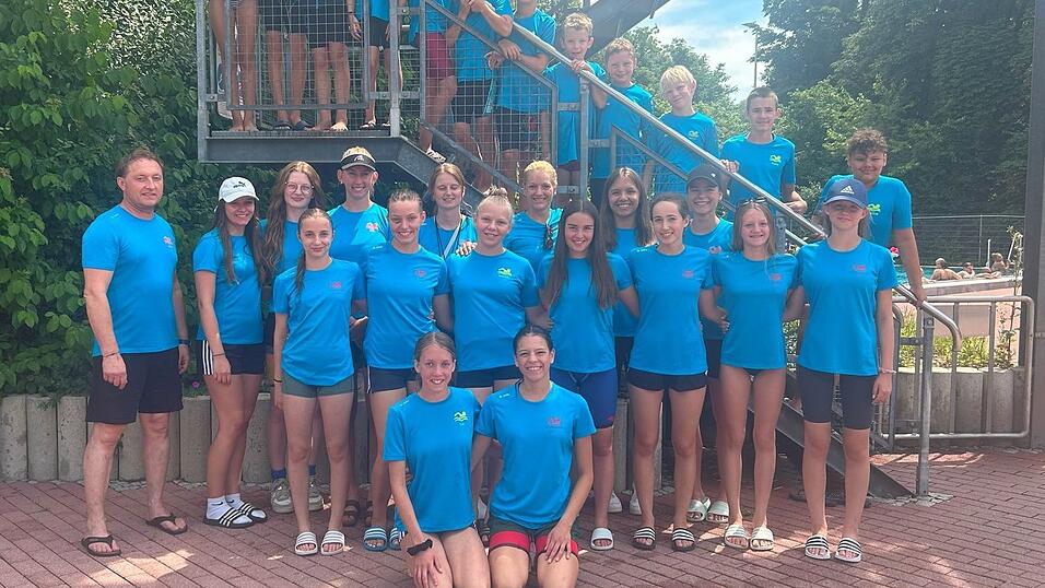 Die SV-Schwimmer in Landshut mit den Trainern Alfons Doppelhammer, Regina Steininger und Jasmin Ebner. Die SV-Schwimmer in Landshut mit den Trainern Alfons Doppelhammer, Regina Steininger und Jasmin Ebner.