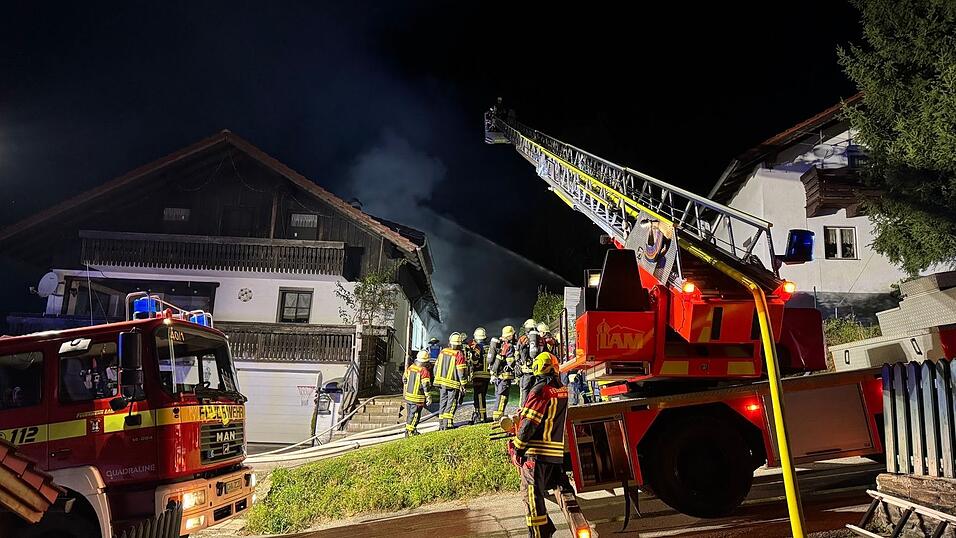 Der L&ouml;schangriff der Lamer Drehleiter beim &Uuml;bergriff der Flammen auf den Dachstuhl war sehr wirkungsvoll.
