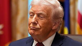 Trump stellt sich hinter seinen Verteidigungsminister Hegseth. Trump stellt sich hinter seinen Verteidigungsminister Hegseth.