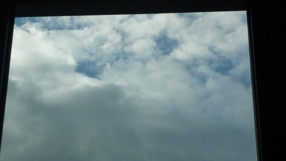 Dunkle Wolken verdr&auml;ngen das Blau: Der Blick aus dem Fenster sagt einem, dass gleich Regen fallen wird. Eine App nicht unbedingt.