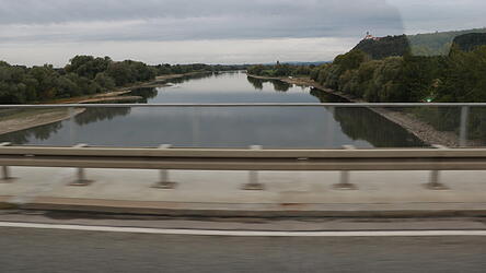 Flink &uuml;ber den Donaustrom, zu F&uuml;&szlig;en des Bogenbergs: Das ist m&ouml;glich dank der Br&uuml;cke, die Xaver Hafners Namen tr&auml;gt. Diesen Samstag wird sie 40 Jahre alt.