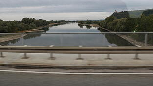 Flink über den Donaustrom, zu Füßen des Bogenbergs: Das ist möglich dank der Brücke, die Xaver Hafners Namen trägt. Diesen Samstag wird sie 40 Jahre alt. Flink über den Donaustrom, zu Füßen des Bogenbergs: Das ist möglich dank der Brücke, die Xaver Hafners Namen trägt. Diesen Samstag wird sie 40 Jahre alt.