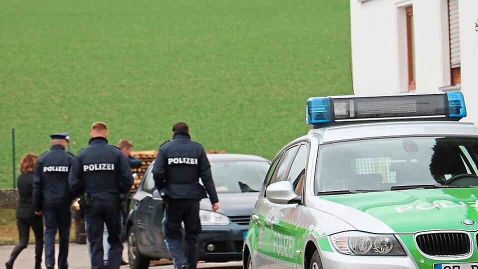 Schrecklicher Fund an einem Rosenmontag: Am 2. M&auml;rz hatten Polizisten im Wohnhaus der Familie in Ascholtshausen die drei Toten entdeckt und auch den Angeklagten aufgefunden.