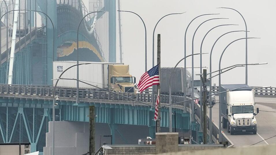 Erstmal läuft der Verkehr über die US-kanadische Grenze weiter wie bisher. (Archivbild) Erstmal läuft der Verkehr über die US-kanadische Grenze weiter wie bisher. (Archivbild)
