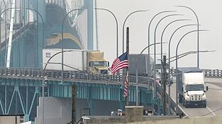 Erstmal läuft der Verkehr über die US-kanadische Grenze weiter wie bisher. (Archivbild) Erstmal läuft der Verkehr über die US-kanadische Grenze weiter wie bisher. (Archivbild)