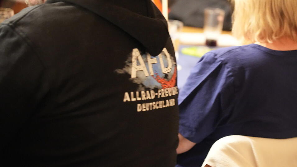 Während am Freitagabend nach und nach AfD-Anhänger eintrudeln, schwenken rund 250 Gegendemonstranten Regenbogen- und Antifa-Fahnen. Während am Freitagabend nach und nach AfD-Anhänger eintrudeln, schwenken rund 250 Gegendemonstranten Regenbogen- und Antifa-Fahnen.