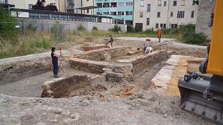 Haslbeck-Gelände in Vilsbiburg: Was bislang Parkplatz war, ist in den kommenden Monaten archäologische Grabungsstelle. Das Bild zeigt (von links) Sabine Kunz, Sabine Zawadzki, Pierre Neeß und Dr. Thomas Richter.