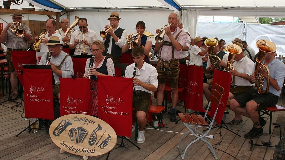Die Landauer Sonntags-Musi spielte beim Landauer Volksfest auf.
