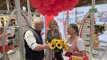 Dr. Dorit - Maria Krenn signierte am Attenkofer-Stand auf der Ostbayernschau zahlreiche druckfrische Exemplare des Straubinger Kalenders. Zu den ersten Besuchern zählte Bundesminister Alois Rainer, der den Heimatkalender neben seiner Bogener Zeitung seit vielen Jahren schätzt. Dr. Dorit - Maria Krenn signierte am Attenkofer-Stand auf der Ostbayernschau zahlreiche druckfrische Exemplare des Straubinger Kalenders. Zu den ersten Besuchern zählte Bundesminister Alois Rainer, der den Heimatkalender neben seiner Bogener Zeitung seit vielen Jahren schätzt.
