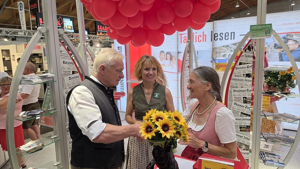 Dr. Dorit - Maria Krenn signierte am Attenkofer-Stand auf der Ostbayernschau zahlreiche druckfrische Exemplare des Straubinger Kalenders. Zu den ersten Besuchern zählte Bundesminister Alois Rainer, der den Heimatkalender neben seiner Bogener Zeitung seit vielen Jahren schätzt. Dr. Dorit - Maria Krenn signierte am Attenkofer-Stand auf der Ostbayernschau zahlreiche druckfrische Exemplare des Straubinger Kalenders. Zu den ersten Besuchern zählte Bundesminister Alois Rainer, der den Heimatkalender neben seiner Bogener Zeitung seit vielen Jahren schätzt.