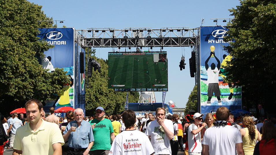 Christian Fertl war am Sonntag auf der Fanmeile in Berlin und erlebte dort das Achtelfinale gegen England auf Gro&szlig;leinwand.