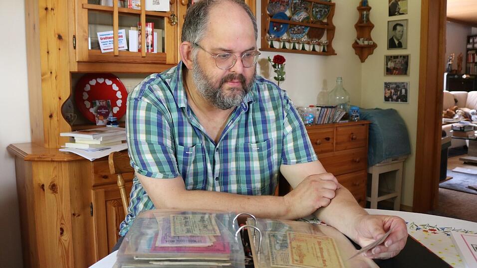 Mit prüfendem Blick nimmt Manfred Dietl eine 100 Jahre alte Banknote in Augenschein.