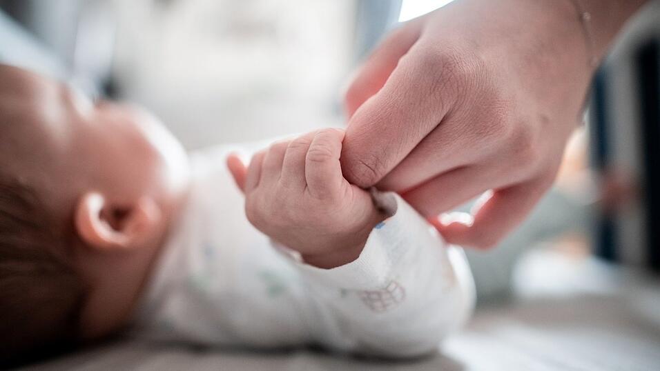 Viele Menschen wünschen sich, ein Leben mit Kindern zu führen. (Archivbild) Viele Menschen wünschen sich, ein Leben mit Kindern zu führen. (Archivbild)