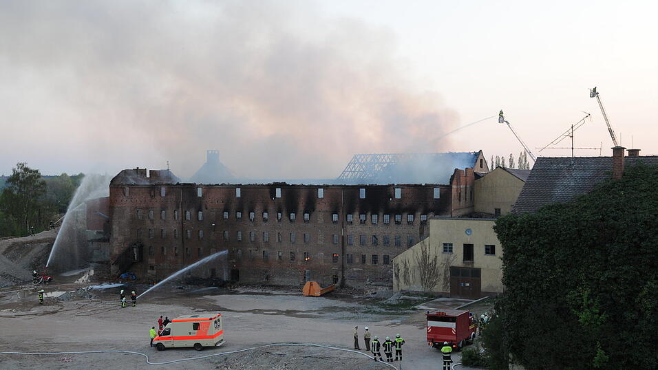 Großbrand einer ehemaliegen Ziegelei in Straubing. (Foto: Ulli Scharrer) Großbrand einer ehemaliegen Ziegelei in Straubing. (Foto: Ulli Scharrer)