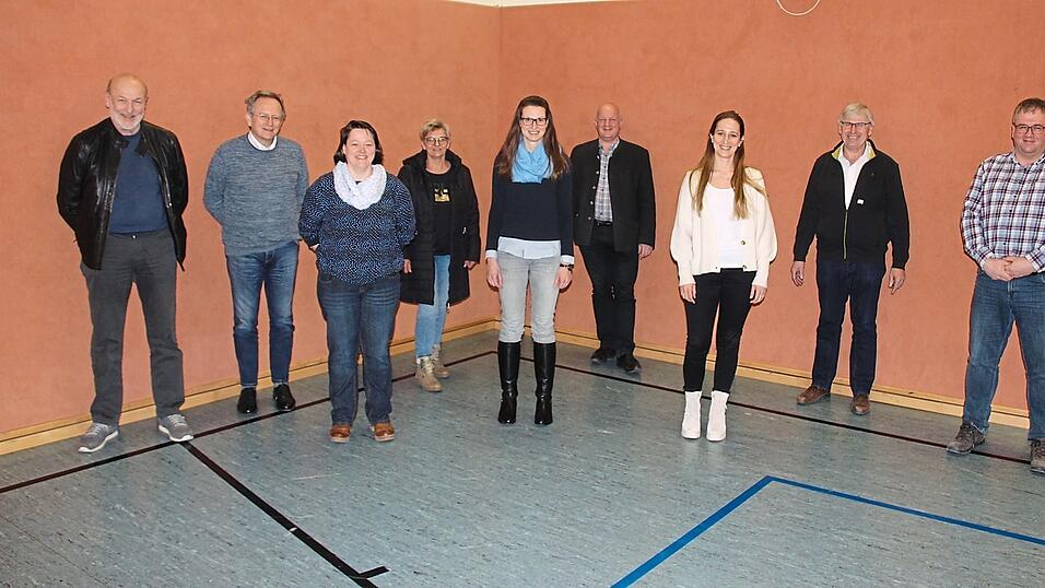 Roland Oerters, Dieter Klug, Monika Wallner, Helga Krämer, Christina Schnellbögl und Stephanie Bucher (von links) wurden in den Gesellschafterrat gewählt. Mit auf dem Foto Wolfgang Gröll (Vierter von rechts), der den Aufbau des Dorfladens fachlich begleitet, Bürgermeister Helmut Heumann (Zweiter von rechts) und Geschäftsleiter Hans Braun (rechts).