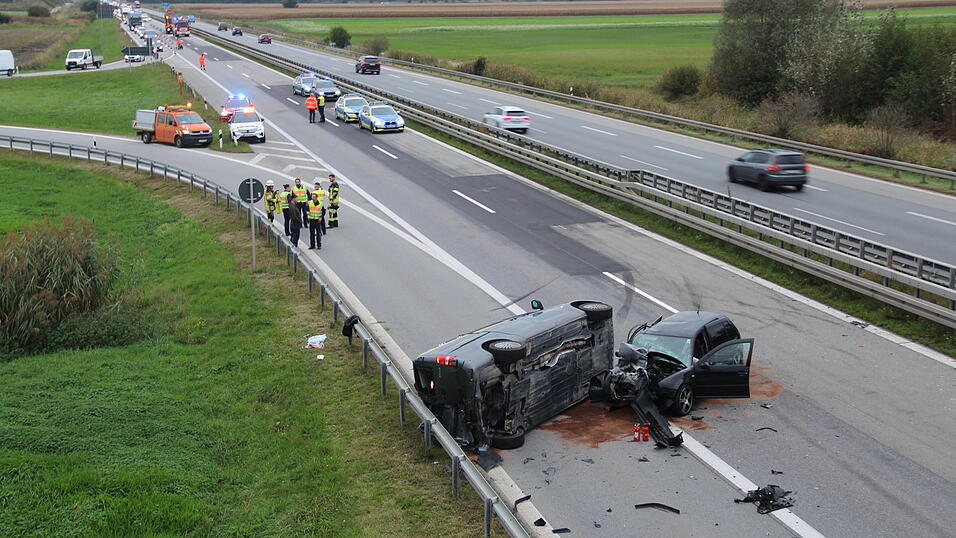 Die Autobahn war am Dienstag bis etwa 20.40 Uhr in Richtung Deggendorf voll gesperrt.