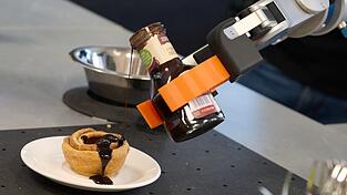 Kochende Roboter werden an einigen Stellen bereits eingesetzt. (Symbolbild) Kochende Roboter werden an einigen Stellen bereits eingesetzt. (Symbolbild)