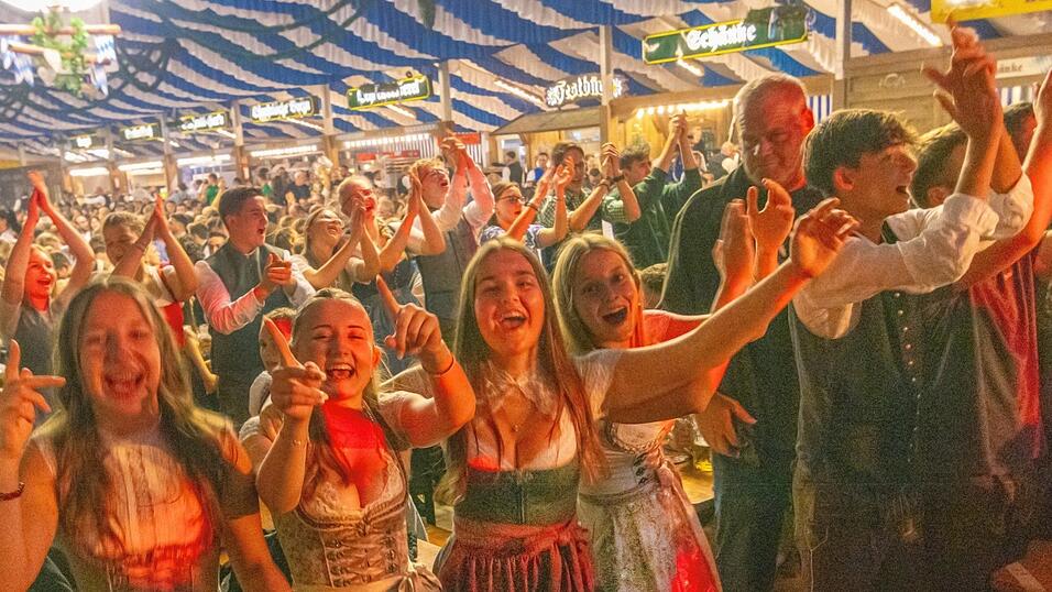 Partytime und Daumen hoch: Ausgelassen feierten die jungen G&auml;ste am Samstagabend im Sch&ouml;niger-Festzelt.