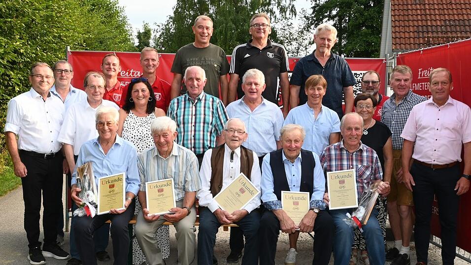 Vizelandrat Karl Huber, Sportreferent Karl Steinberger, BLSV-Kreisvorsitzender Harald Bruckmeier, BFV-Kreisvorsitzende Elisabeth Bauer (v. l.), FCU-Boss Peter Schulz (dahinter) und Bürgermeister Paul Weber (rechts) gratulierten den geehrten Mitgliedern, darunter fünf Gründungsmitglieder (sitzend v. l.) Georg Aigner, Xaver Götz, Johann Rockermeier, Michael Kellerer und Albert Leppmeier. Vizelandrat Karl Huber, Sportreferent Karl Steinberger, BLSV-Kreisvorsitzender Harald Bruckmeier, BFV-Kreisvorsitzende Elisabeth Bauer (v. l.), FCU-Boss Peter Schulz (dahinter) und Bürgermeister Paul Weber (rechts) gratulierten den geehrten Mitgliedern, darunter fünf Gründungsmitglieder (sitzend v. l.) Georg Aigner, Xaver Götz, Johann Rockermeier, Michael Kellerer und Albert Leppmeier.