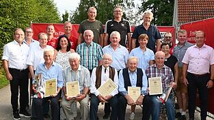 Vizelandrat Karl Huber, Sportreferent Karl Steinberger, BLSV-Kreisvorsitzender Harald Bruckmeier, BFV-Kreisvorsitzende Elisabeth Bauer (v. l.), FCU-Boss Peter Schulz (dahinter) und B&uuml;rgermeister Paul Weber (rechts) gratulierten den geehrten Mitgliedern, darunter f&uuml;nf Gr&uuml;ndungsmitglieder (sitzend v. l.) Georg Aigner, Xaver G&ouml;tz, Johann Rockermeier, Michael Kellerer und Albert Leppmeier.