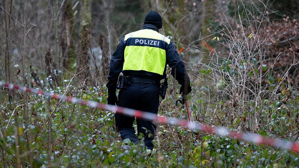 Die Polizei ermittelt nach dem Fund einer toten 34-Jährigen in einem Wald bei München auf Hochtouren. (Archivbild)