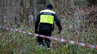Die Polizei ermittelt nach dem Fund einer toten 34-Jährigen in einem Wald bei München auf Hochtouren. (Archivbild)