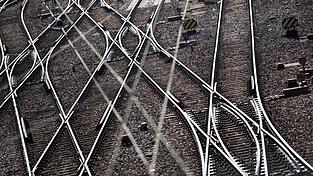 In der Oberpfalz fuhr ein Regionalexpress &uuml;ber die Gegenst&auml;nde auf den Gleisen. (Symbolbild)